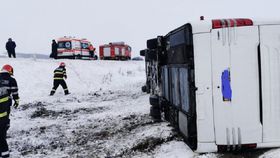 Vremea extremă, la un pas să facă victime! Un microbuz cu 17 persoane a fost răsturnat de vânt la Galați